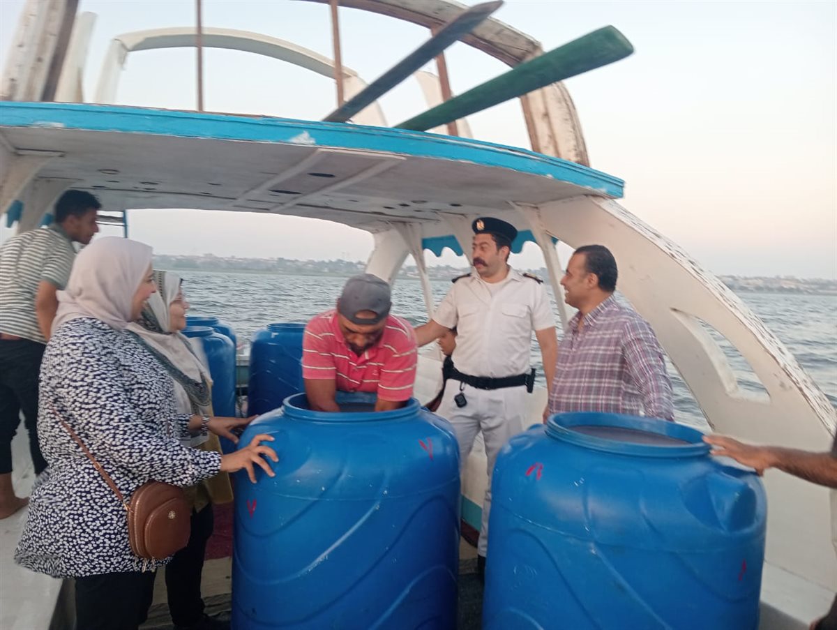 محافظ الفيوم يتابع أعمال إنزال يرقات الجمبري لبحيرة قارون<br>