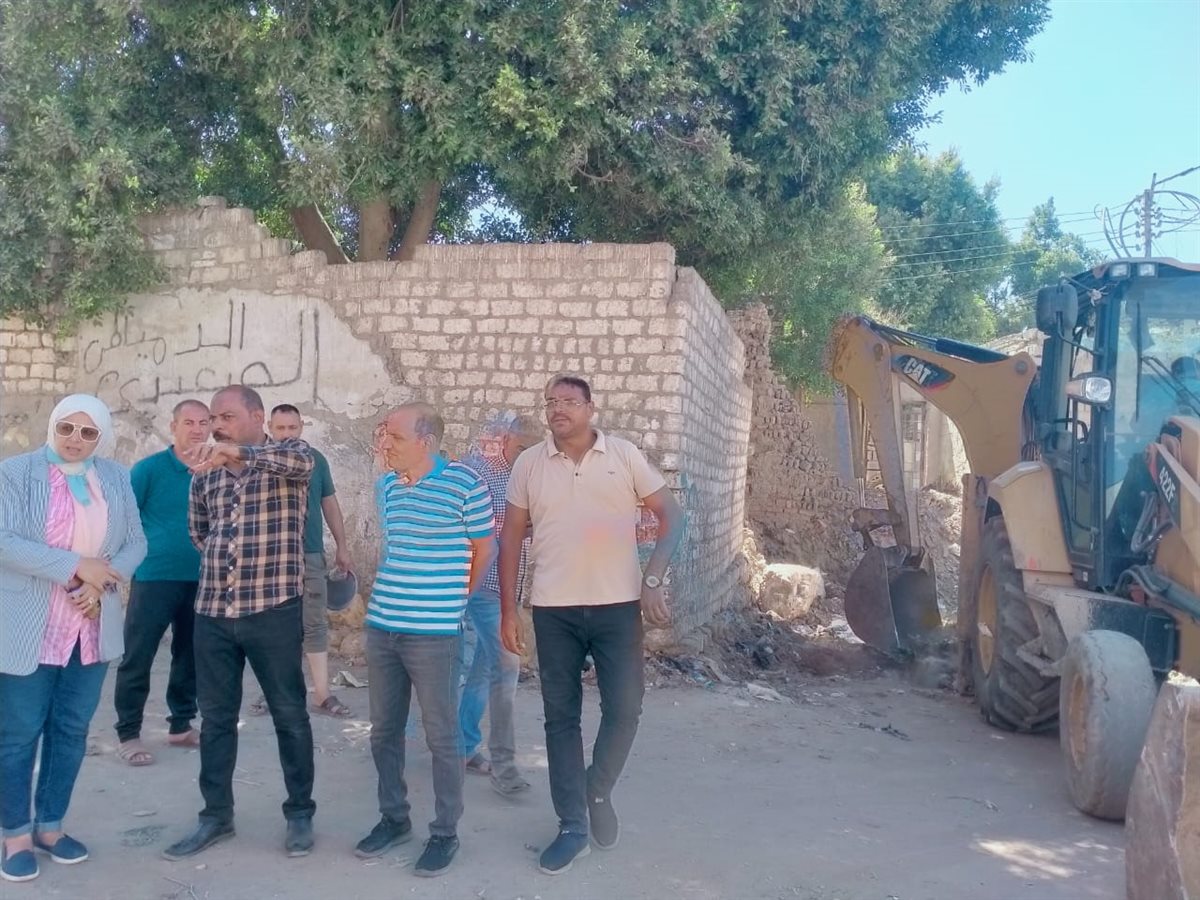 رئيس مركز ابشواى ومدير المواقف يتفقدان أرض أملاك الدولة لإنهاء تجهيزاتها لتسكين سيارات الاجرة خط الفيوم  <br> 
