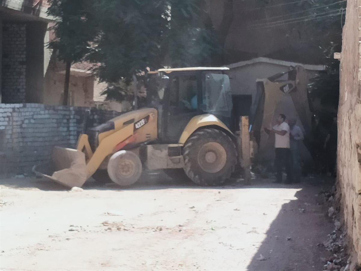 رئيس مركز ابشواى ومدير المواقف يتفقدان أرض أملاك الدولة لإنهاء تجهيزاتها لتسكين سيارات الاجرة خط الفيوم  