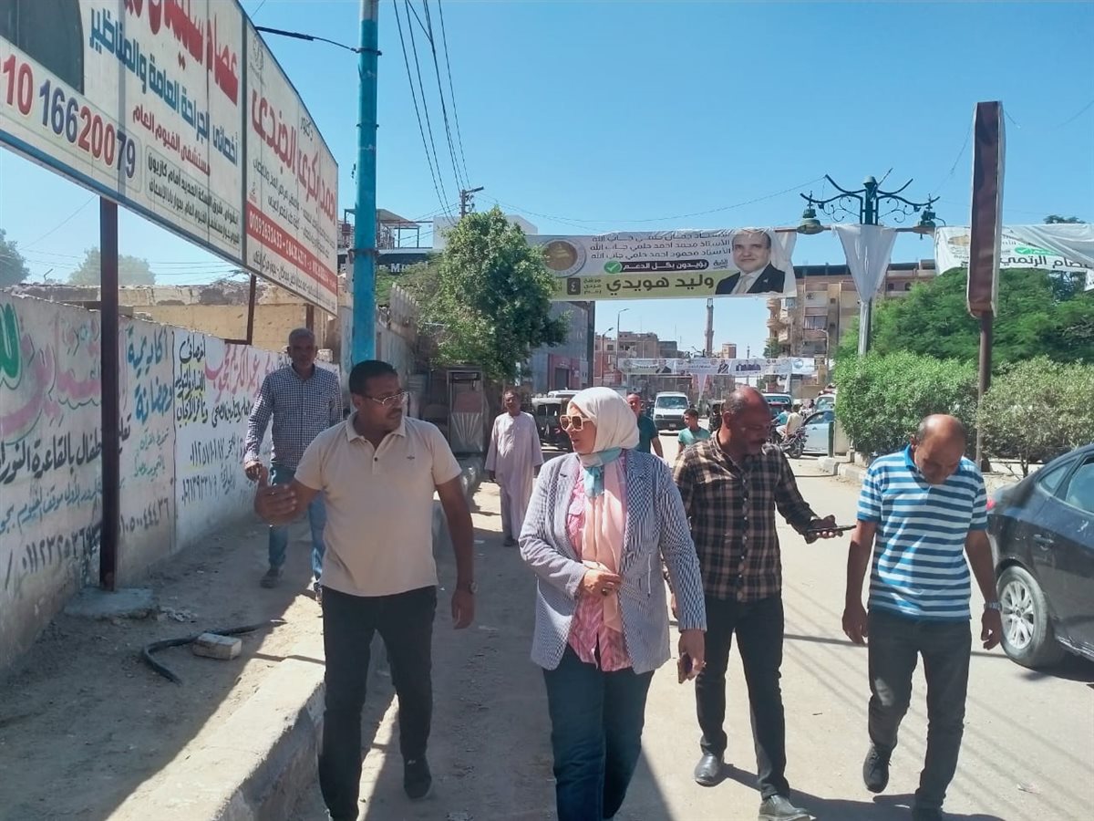 رئيس مركز ابشواى ومدير المواقف يتفقدان أرض أملاك الدولة لإنهاء تجهيزاتها لتسكين سيارات الاجرة خط الفيوم  