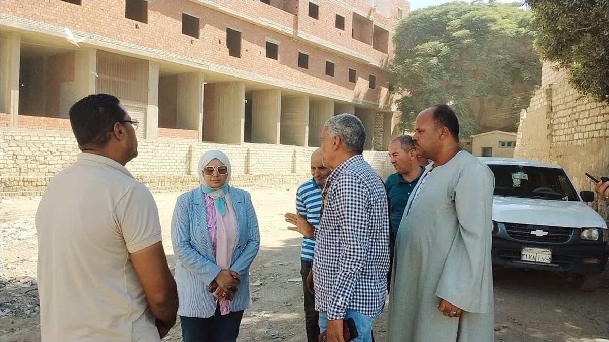 رئيس مركز ابشواى ومدير المواقف يتفقدان أرض أملاك الدولة لإنهاء تجهيزاتها لتسكين سيارات الاجرة خط الفيوم  