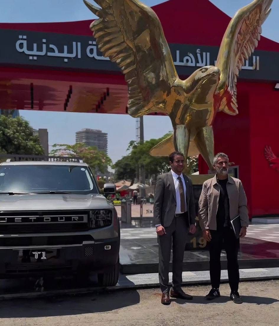 مدرب الأهلي رفقة مسؤول JETOUR
