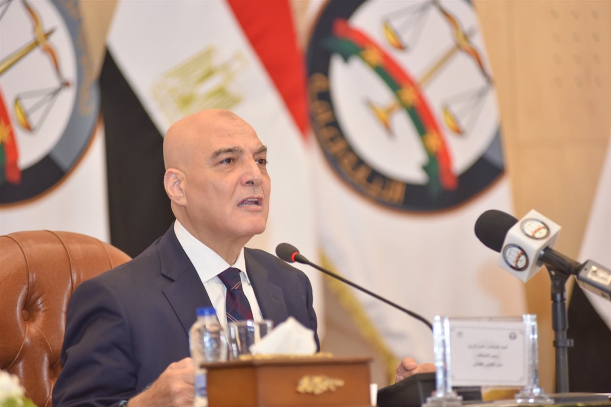 <strong>النائب العام يلتقى الدفعة الأولى من السيدات المرشحات للعمل معاونات بالنيابة العامة</strong>