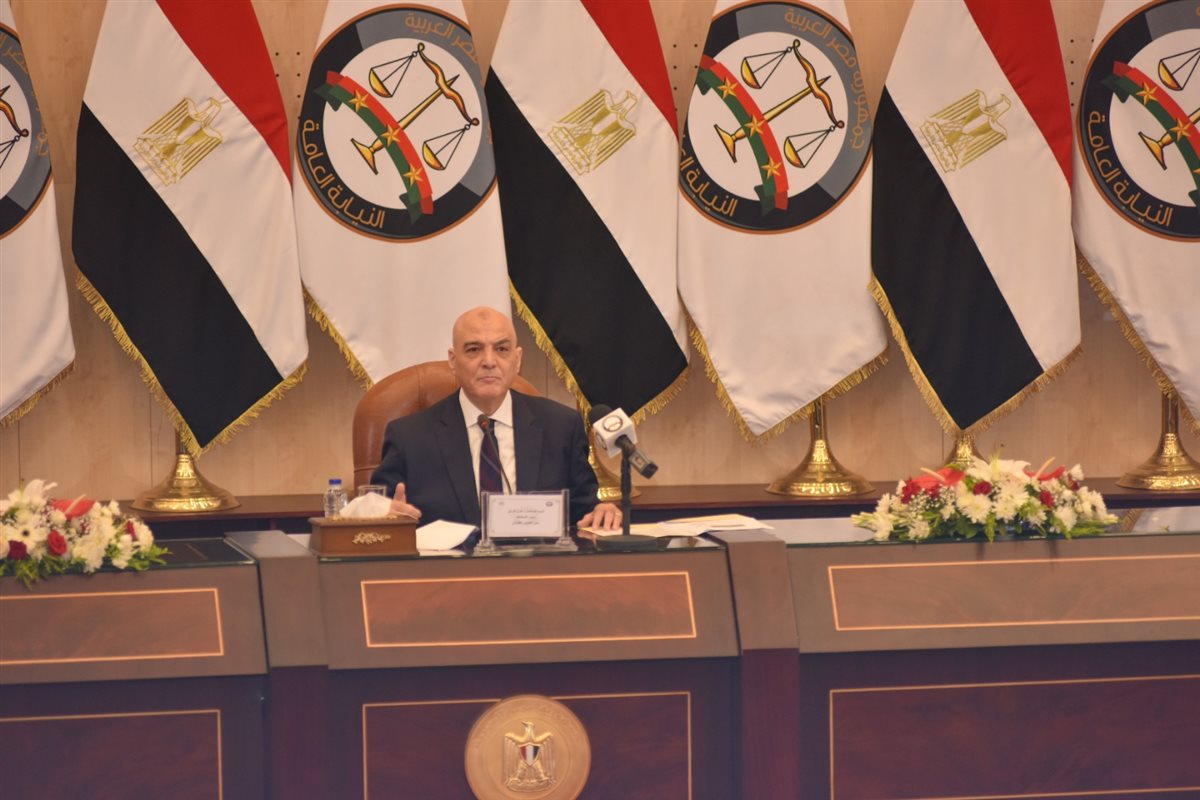 <strong>النائب العام يلتقى الدفعة الأولى من السيدات المرشحات للعمل معاونات بالنيابة العامة</strong>