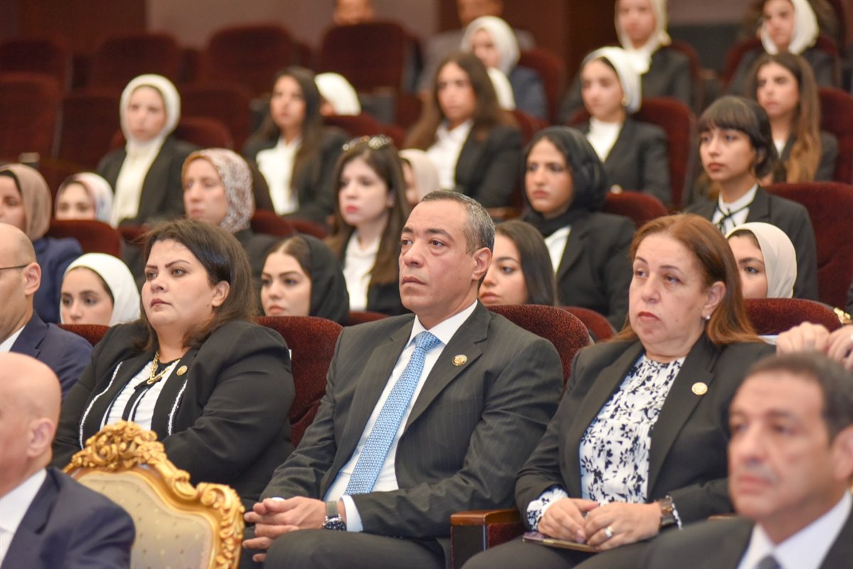 <strong>النائب العام يلتقى الدفعة الأولى من السيدات المرشحات للعمل معاونات بالنيابة العامة</strong>