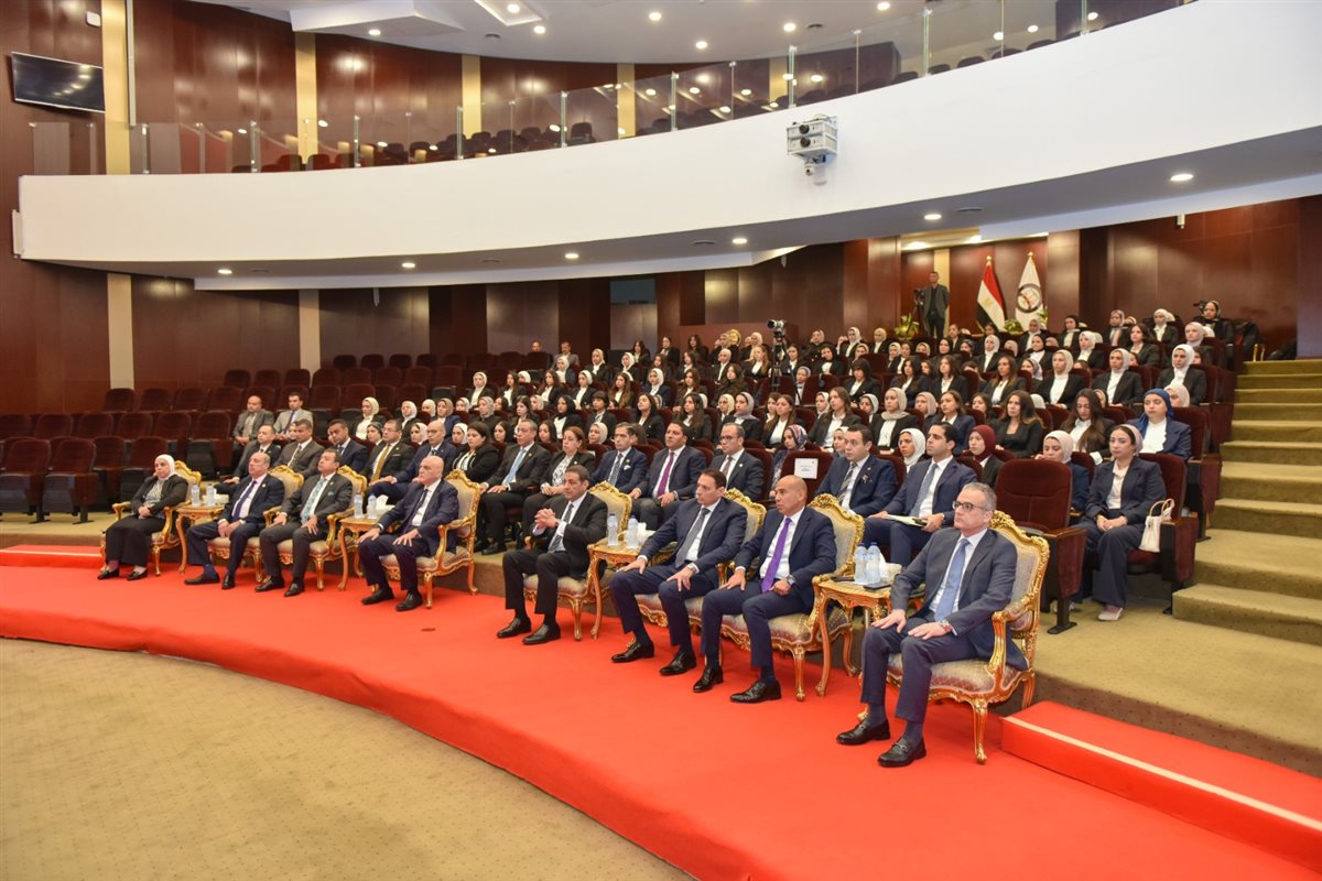 <strong>النائب العام يلتقى الدفعة الأولى من السيدات المرشحات للعمل معاونات بالنيابة العامة</strong>