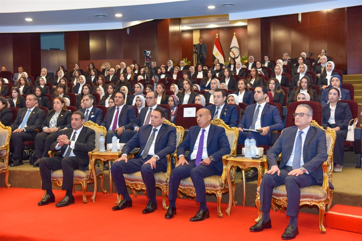 <strong>النائب العام يلتقى الدفعة الأولى من السيدات المرشحات للعمل معاونات بالنيابة العامة</strong>