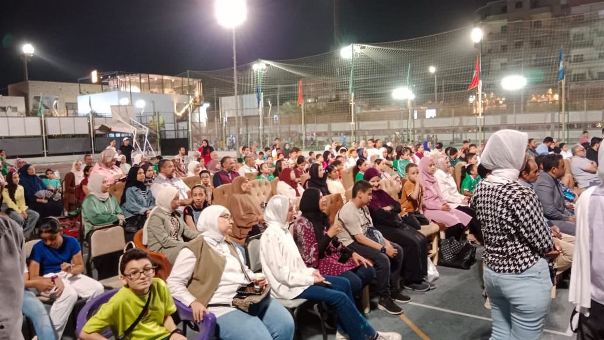 بحضور عدد من الفنانين “مسرح المنوعات” نادى محافظة الفيوم الرياضى
