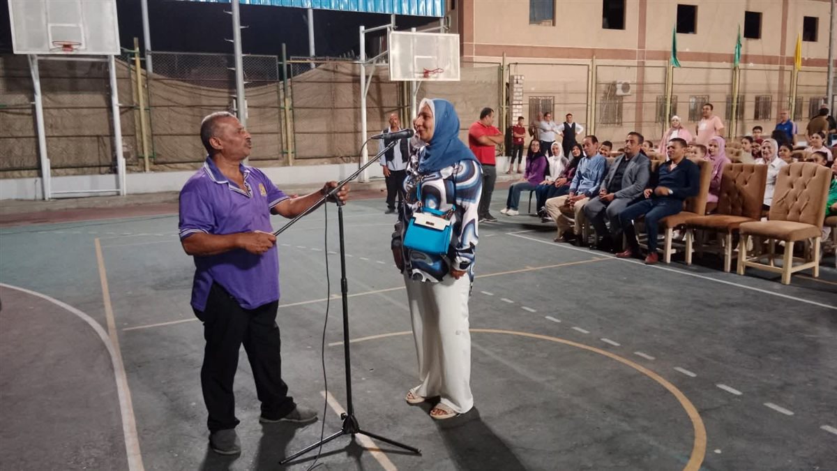 بحضور عدد من الفنانين “مسرح المنوعات” نادى محافظة الفيوم الرياضى <br>    