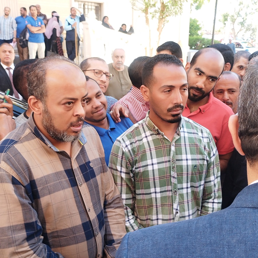 عمالة معهد الاورام ينتظرون حلول محافظ قنا