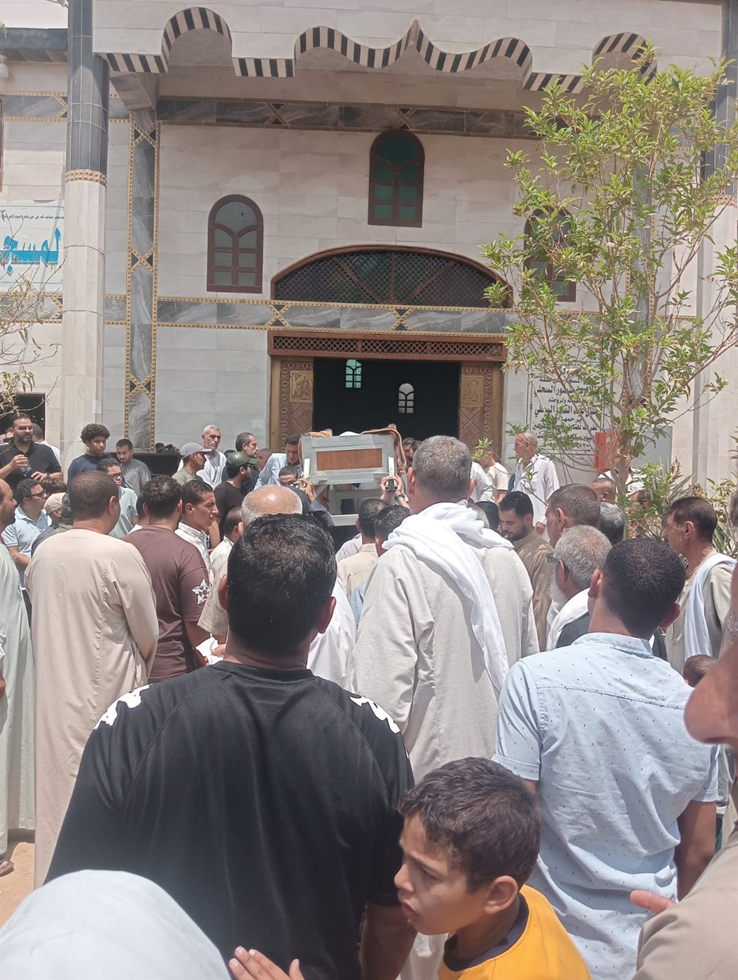 جنازة عسكرية وشعبية.. تشييع جثمان اللواء نجيب عبد السلام قائد الحرس الجمهوري بمسقط رأسه بالفيوم