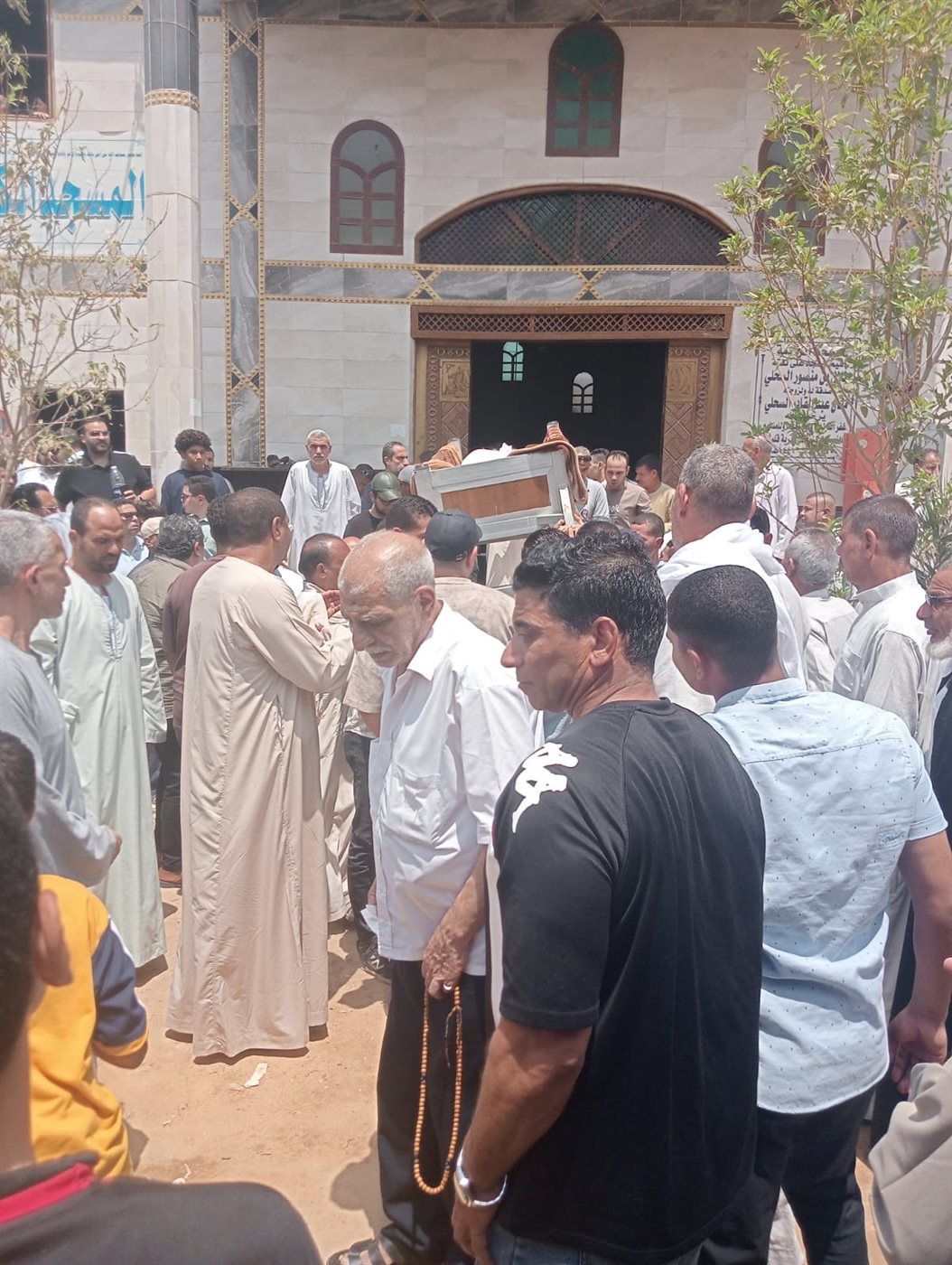 جنازة عسكرية وشعبية.. تشييع جثمان اللواء نجيب عبد السلام قائد الحرس الجمهوري بمسقط رأسه بالفيوم