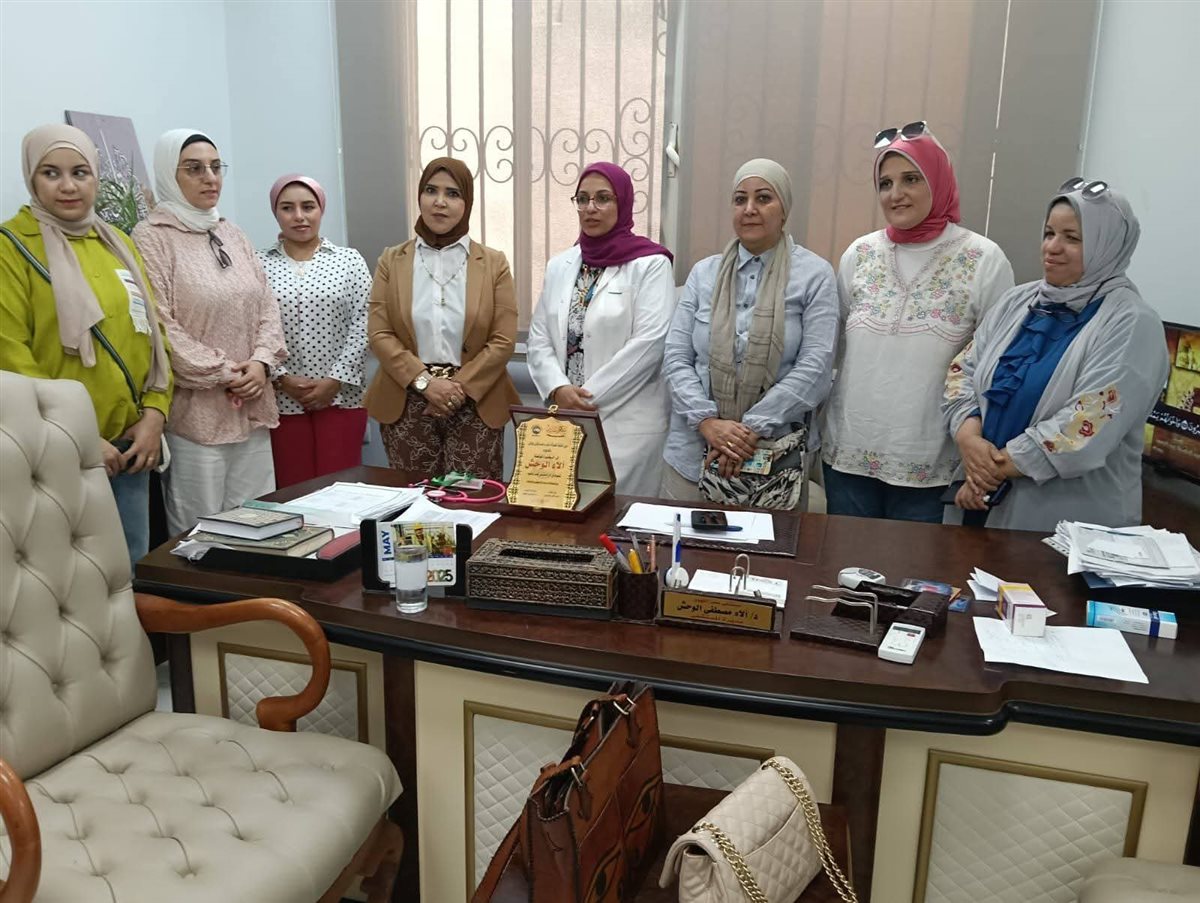 أمانة المرأة بمستقبل وطن بالفيوم تكرم مديرة مستشفى الصدر لإنجازها الطبي