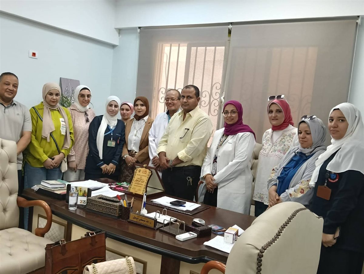 أمانة المرأة بمستقبل وطن بالفيوم تكرم مديرة مستشفى الصدر لإنجازها الطبي