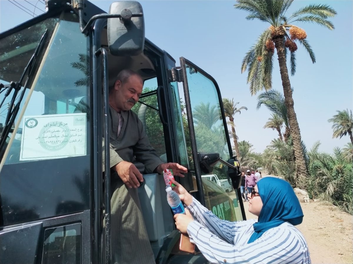 رئيس المركز تتفقد الاعمال الميدانية لمنظومة النظافة والإشغالات وتوزيع مياه وعصائر على الزملاء