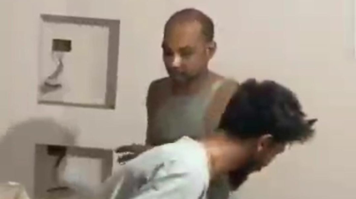 البلوجر علاء الساحر أثناء حجزه لمواطن