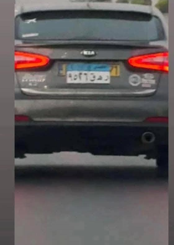 احدى السيارتين 