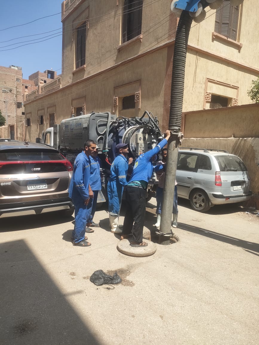 مياه الفيوم: تواصل تنفيذ خطتها الدورية لتطهير شبكات الصرف وصيانة محطات الرفع