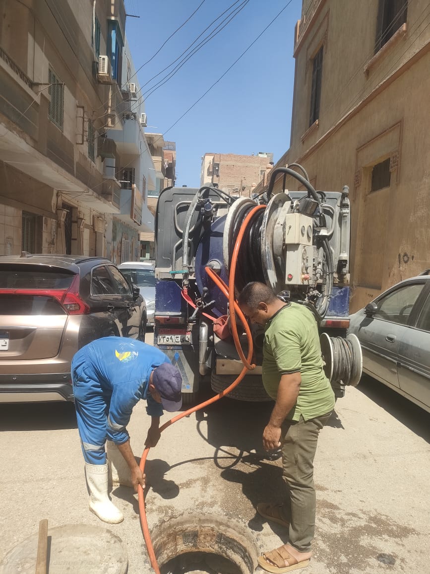 مياه الفيوم: تواصل تنفيذ خطتها الدورية لتطهير شبكات الصرف وصيانة محطات الرفع