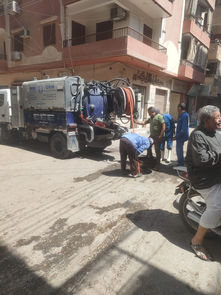 مياه الفيوم: تواصل تنفيذ خطتها الدورية لتطهير شبكات الصرف وصيانة محطات الرفع