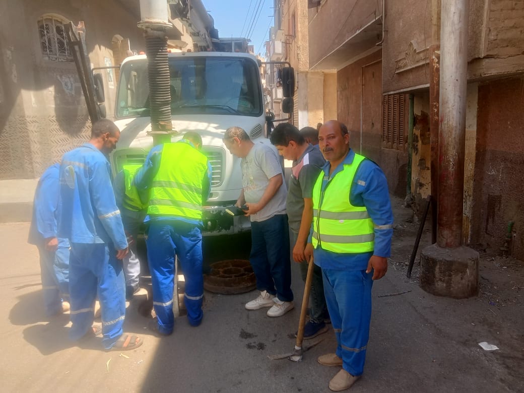مياه الفيوم: تواصل تنفيذ خطتها الدورية لتطهير شبكات الصرف وصيانة محطات الرفع
