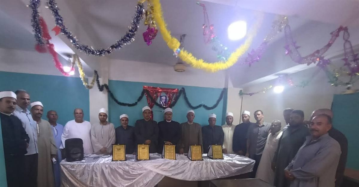 في لفتة وفاء وإنسانية: أوقاف الفيوم يكرم الشيخ طه عبد الله محمد لبلوغه سن المعاش