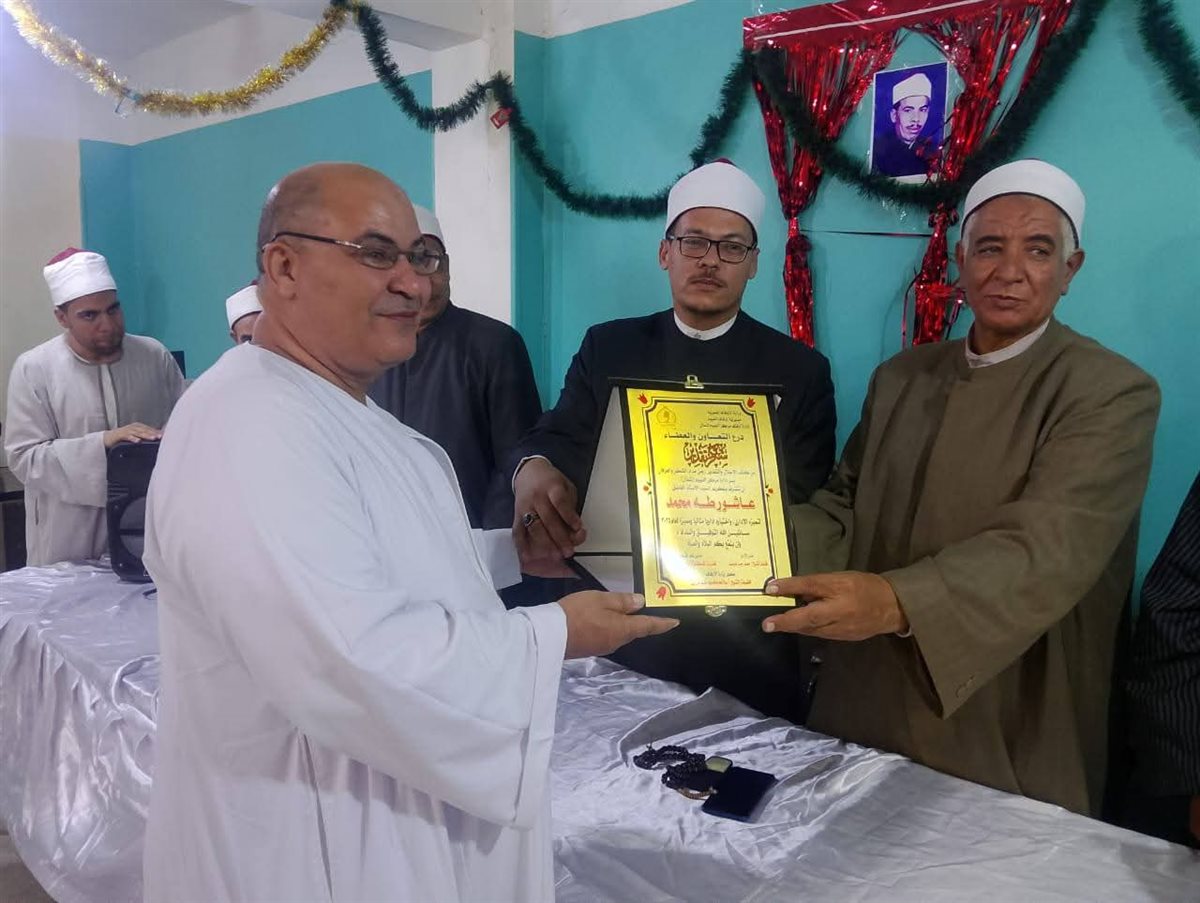في لفتة وفاء وإنسانية: أوقاف الفيوم يكرم الشيخ طه عبد الله محمد لبلوغه سن المعاش