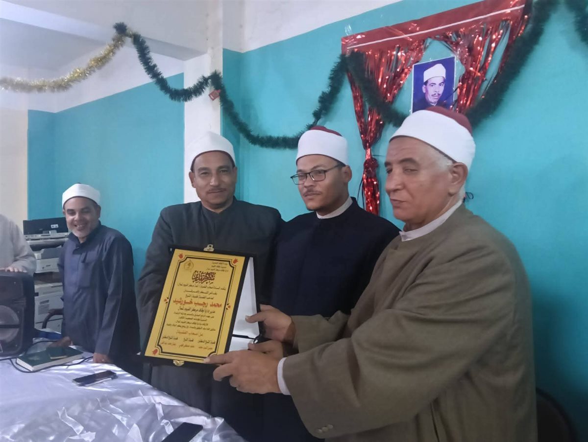 في لفتة وفاء وإنسانية: أوقاف الفيوم يكرم الشيخ طه عبد الله محمد لبلوغه سن المعاش