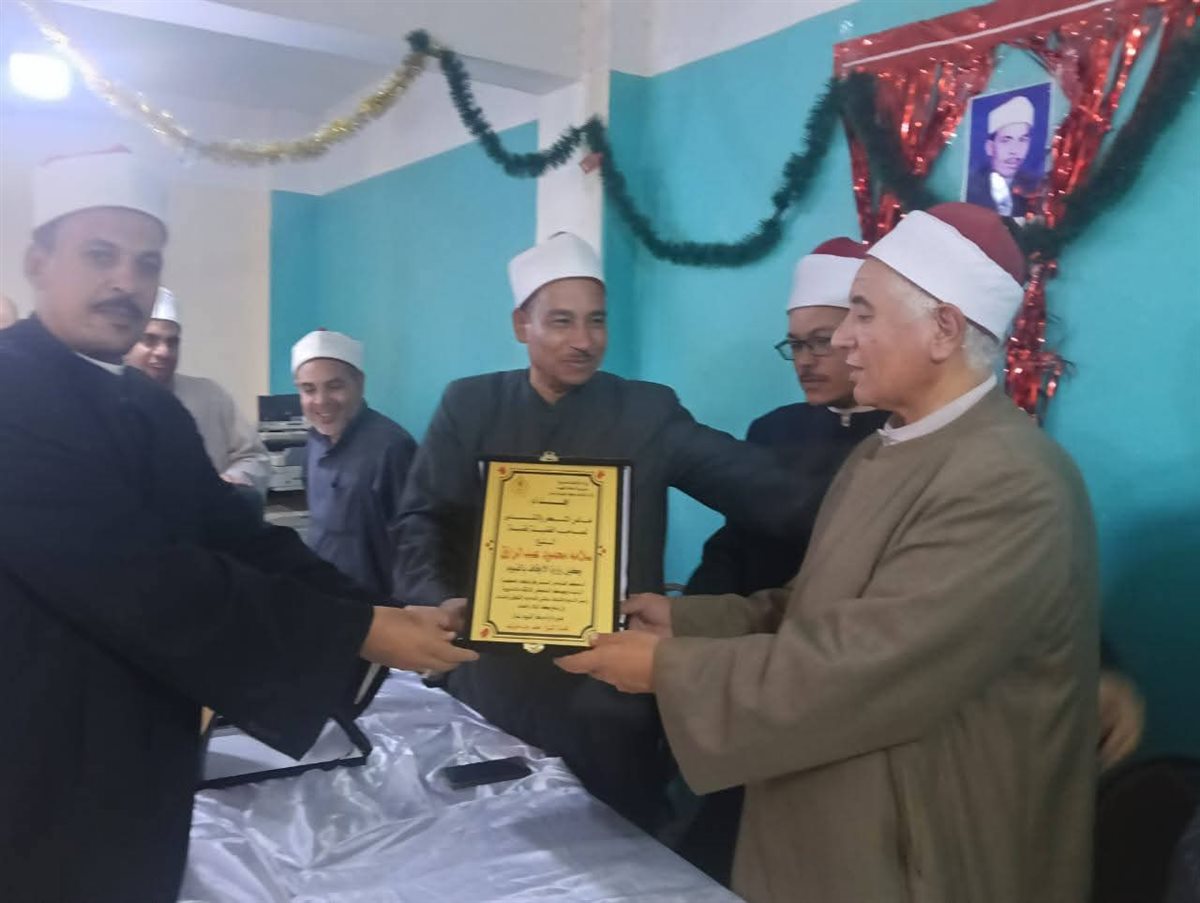 في لفتة وفاء وإنسانية: أوقاف الفيوم يكرم الشيخ طه عبد الله محمد لبلوغه سن المعاش