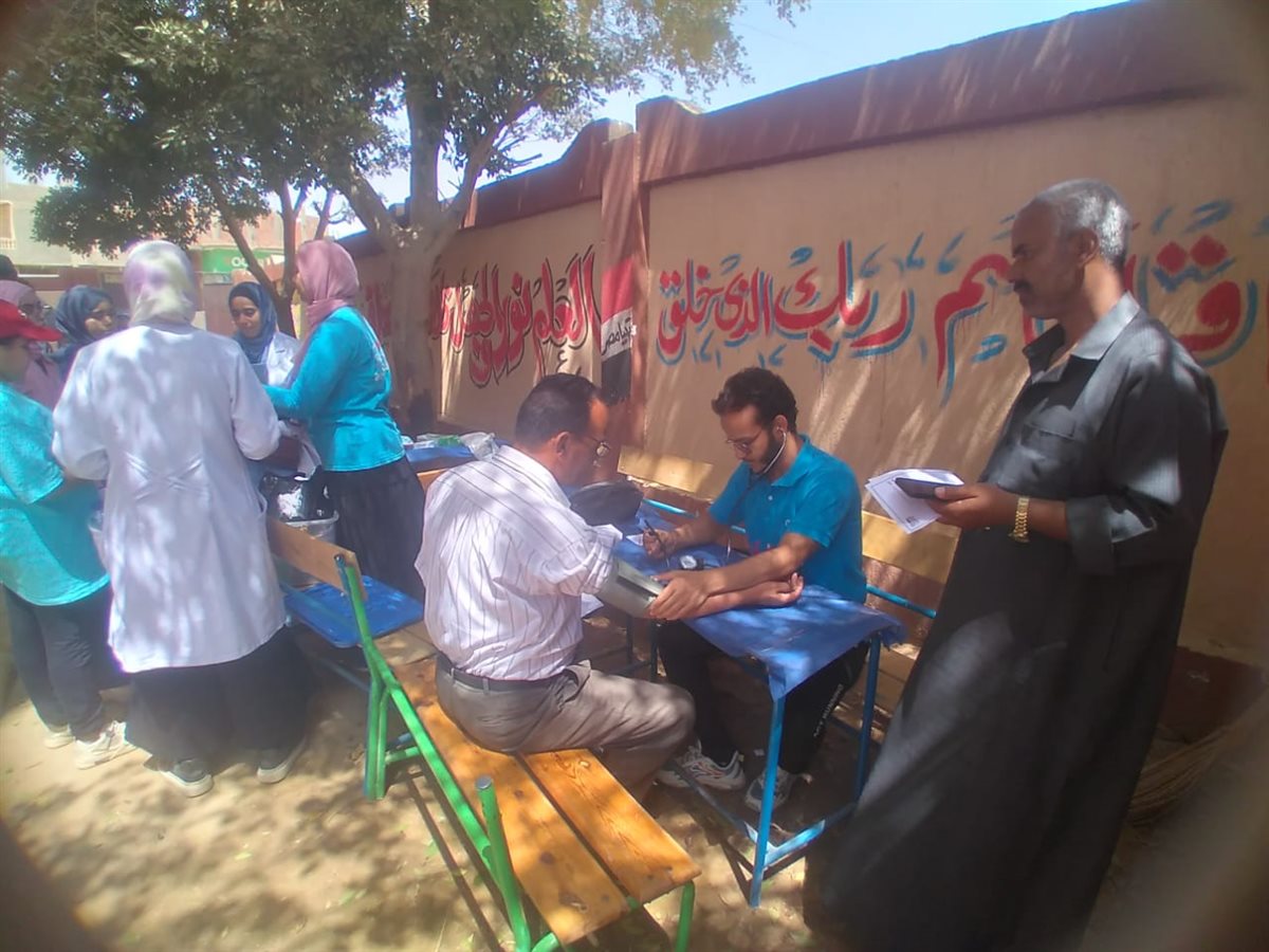 تعليم الفيوم: قافلة طبية بمدرسة أبو بكر الباسل بإطسا بالتعاون مع جمعية رسالة