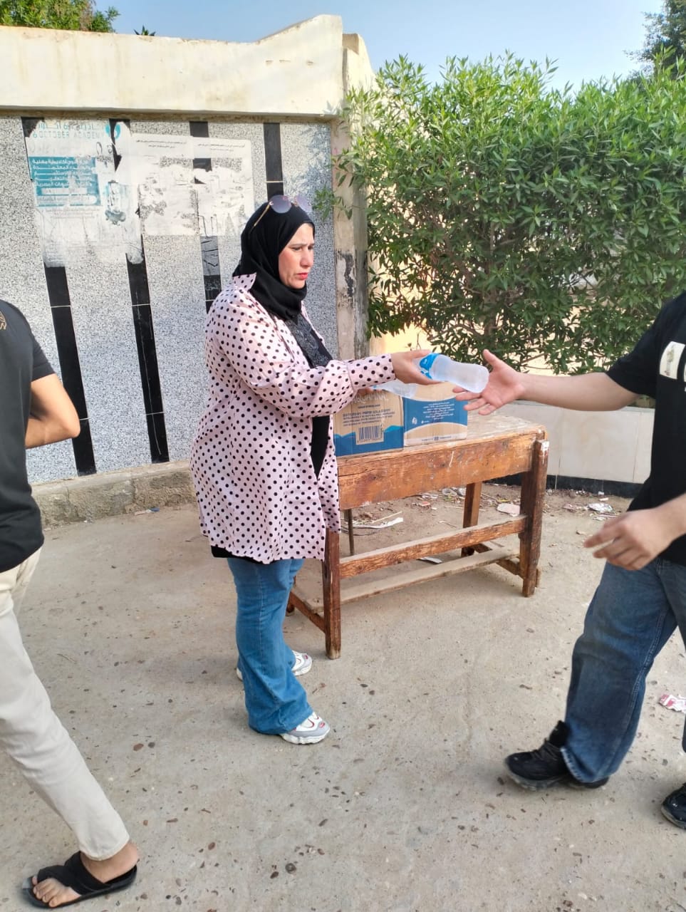 تعليم الفيوم يوزع المياه والشيكولاتة على طلاب الثانوية العامة