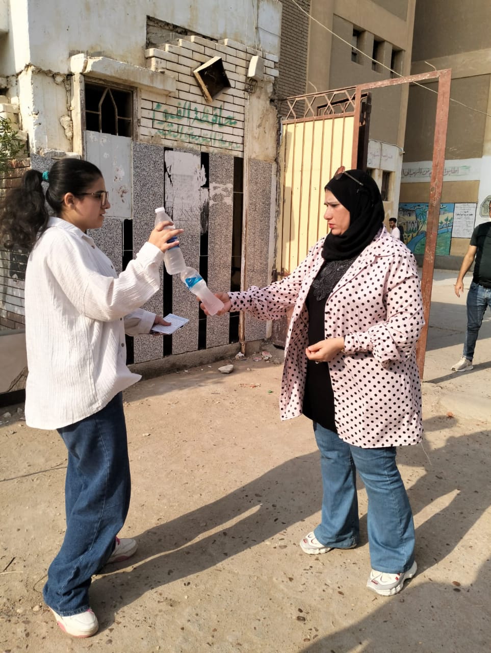 تعليم الفيوم يوزع المياه والشيكولاتة على طلاب الثانوية العامة