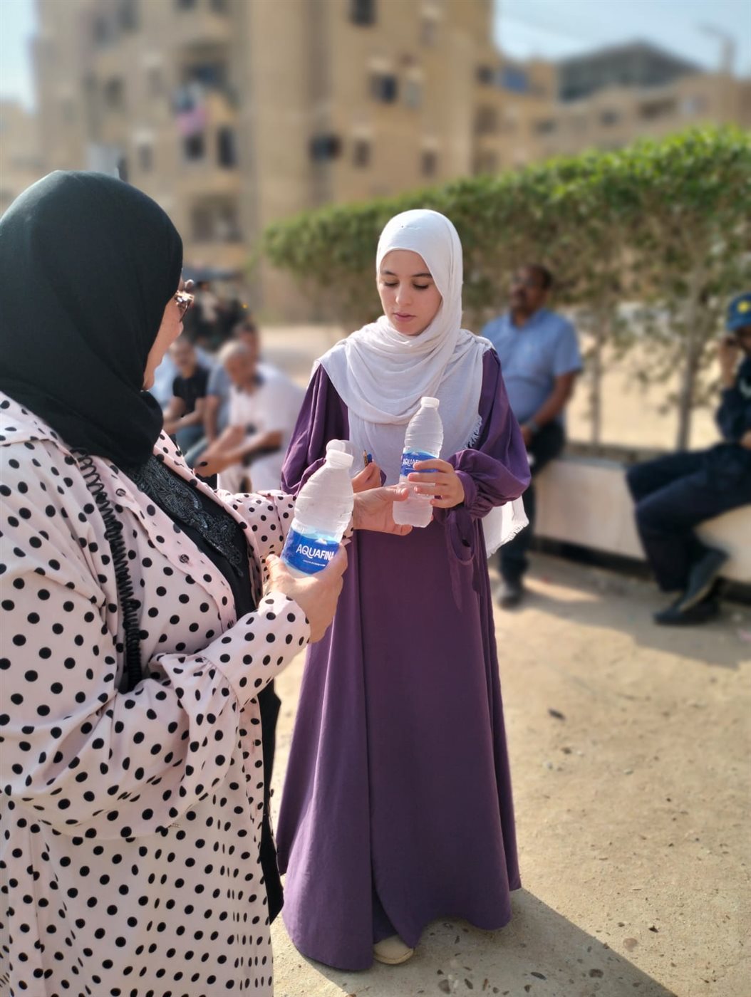 تعليم الفيوم يوزع المياه والشيكولاتة على طلاب الثانوية العامة