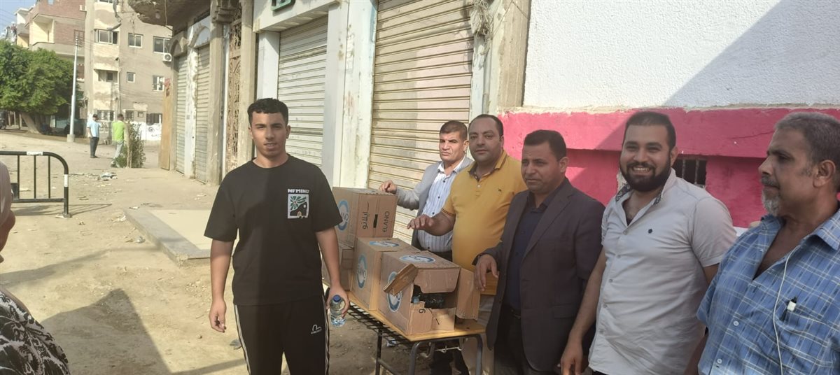 تعليم الفيوم يوزع المياه والشيكولاتة على طلاب الثانوية العامة