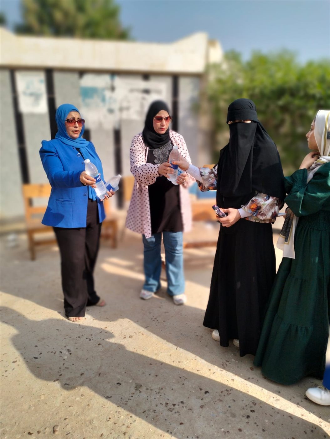 تعليم الفيوم يوزع المياه والشيكولاتة على طلاب الثانوية العامة