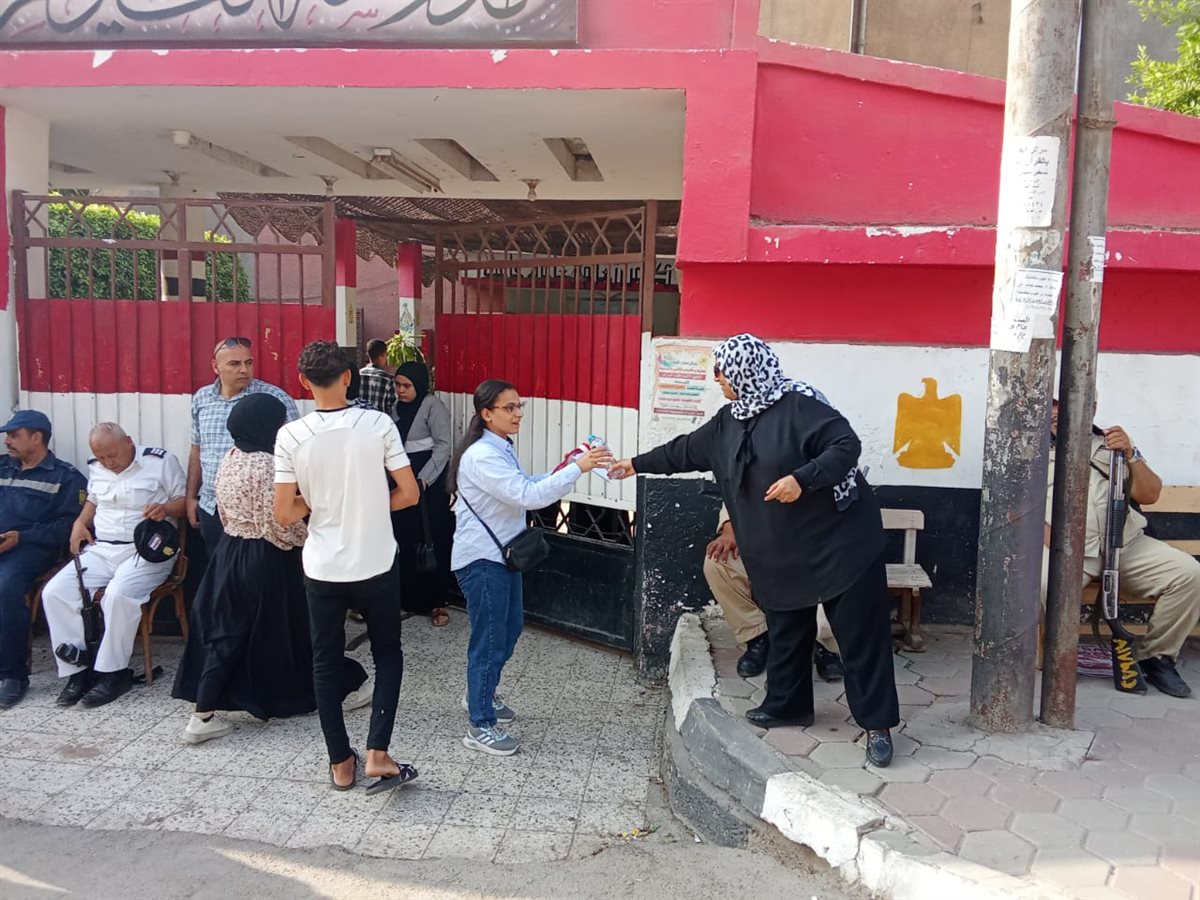 تعليم الفيوم يوزع المياه والشيكولاتة على طلاب الثانوية العامة