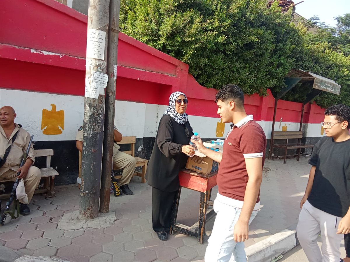 تعليم الفيوم يوزع المياه والشيكولاتة على طلاب الثانوية العامة