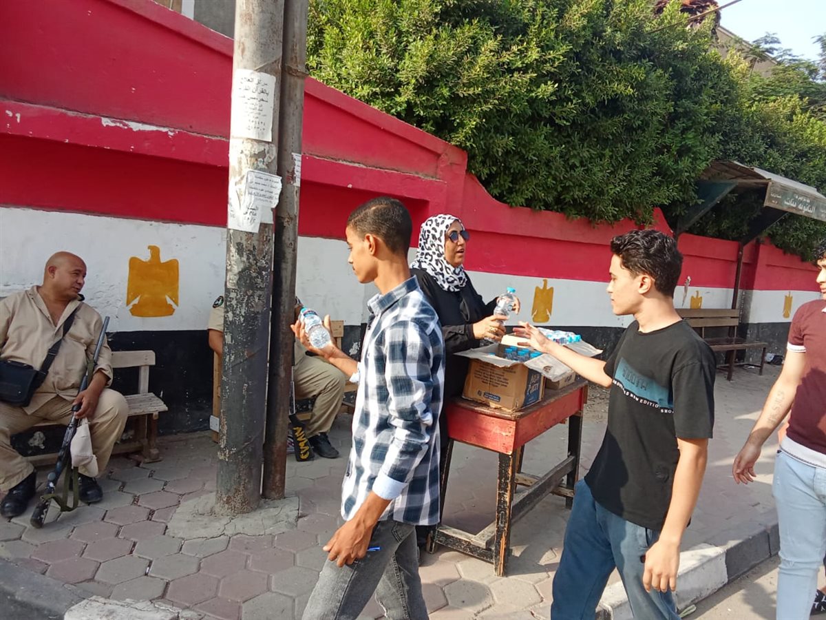 تعليم الفيوم يوزع المياه والشيكولاتة على طلاب الثانوية العامة