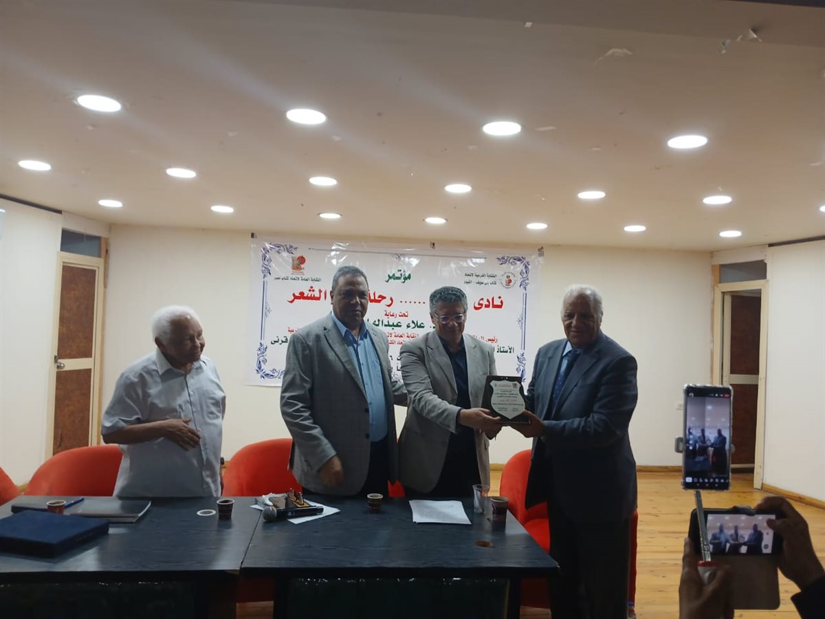 نادى حافظ.. رحلة نحو الشعر