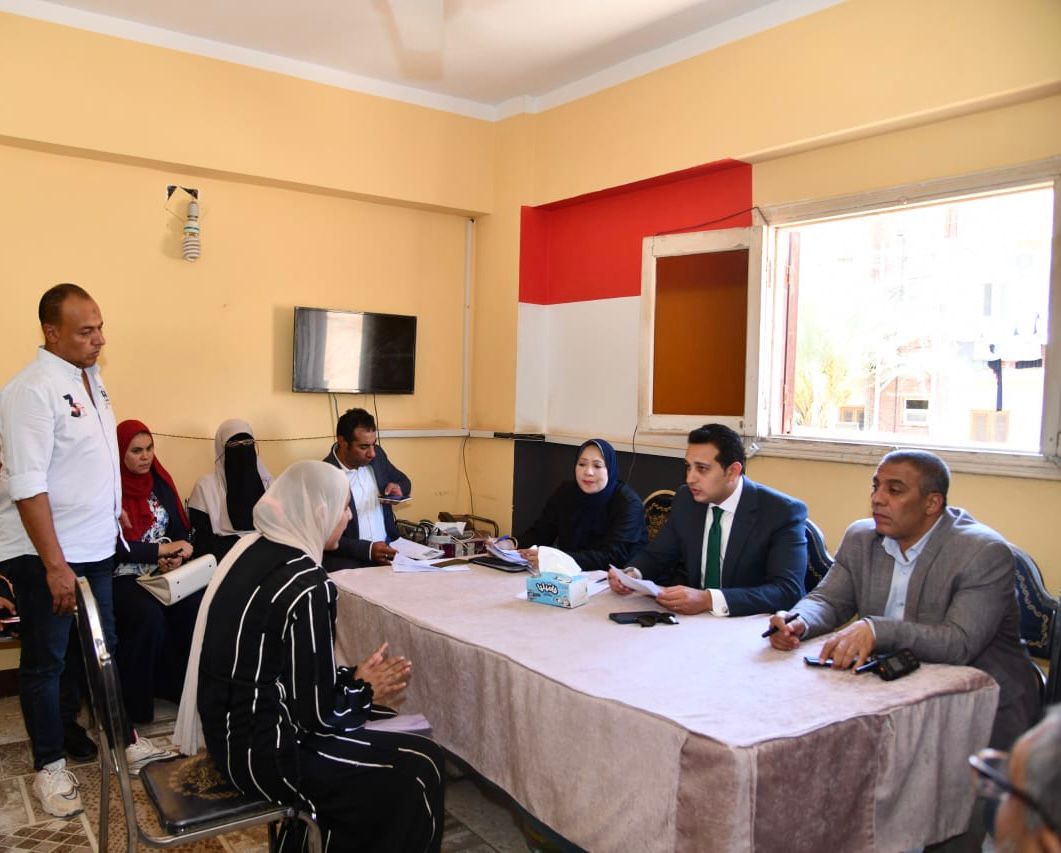 نائب المحافظ يعقد لقاءً لخدمة المواطنين بقرية تلات بمركز الفيوم