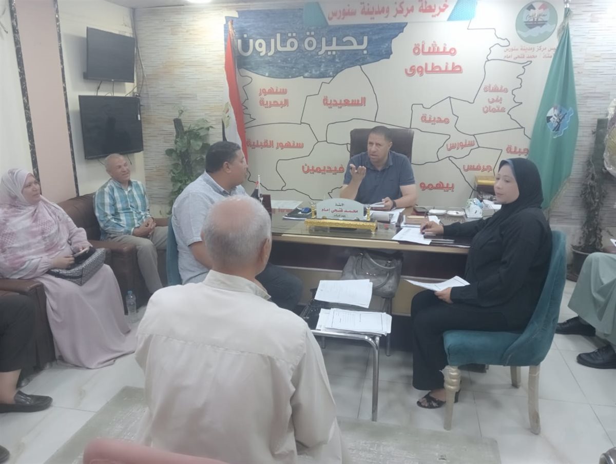 نائب المحافظ يعقد لقاءً لخدمة المواطنين بقرية تلات بمركز الفيوم