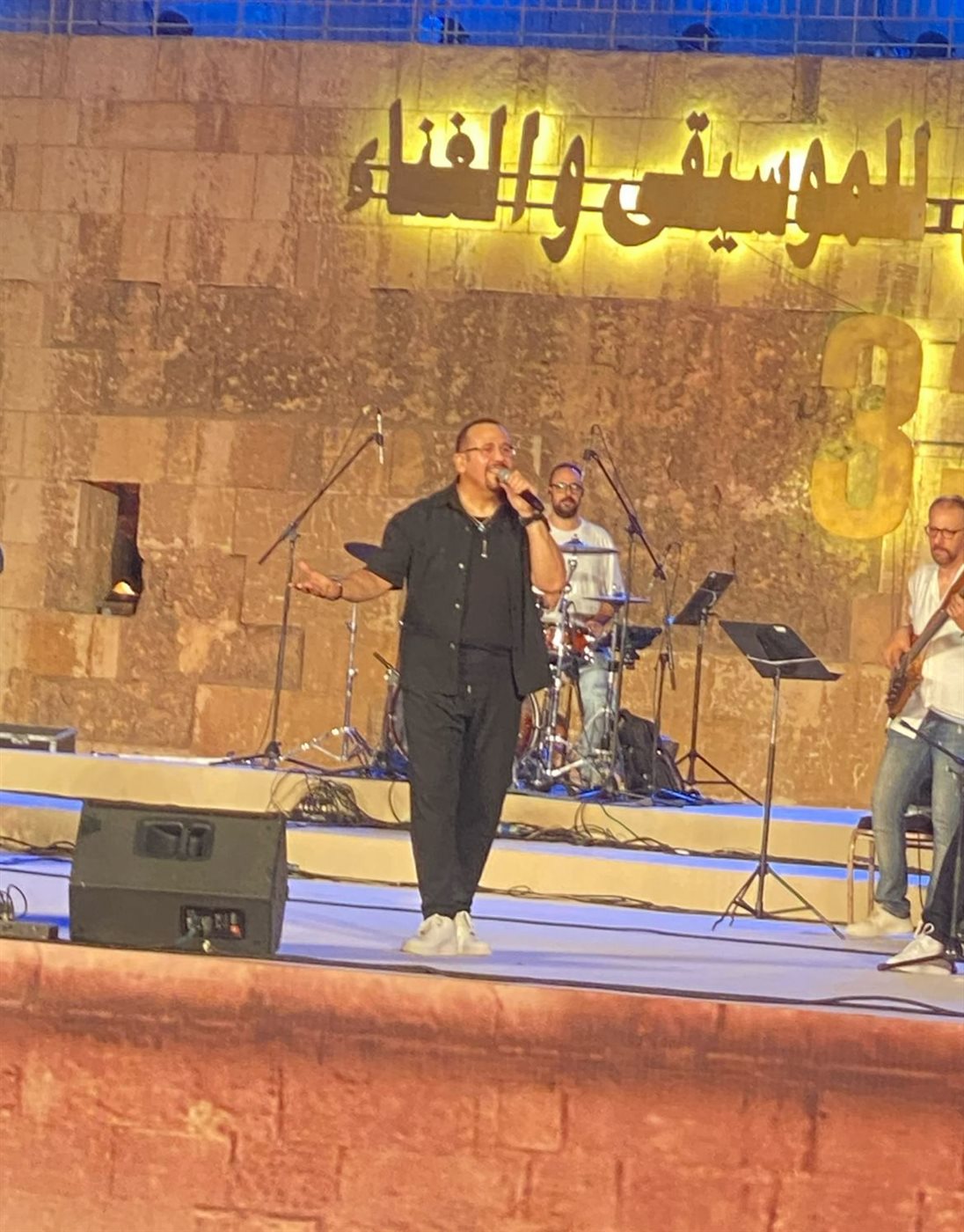 هشام عباس يشعل حفله بمهرجان القلعة للموسيقى والغناء