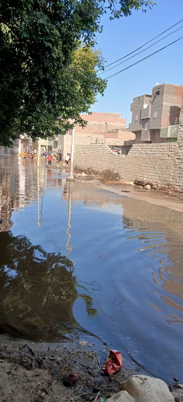 غرق شوارع قرية عتامنة الجعافرة مركز إطسا ورئيس المركز لن اغادر الموقع لا بعد حل المشكلة
