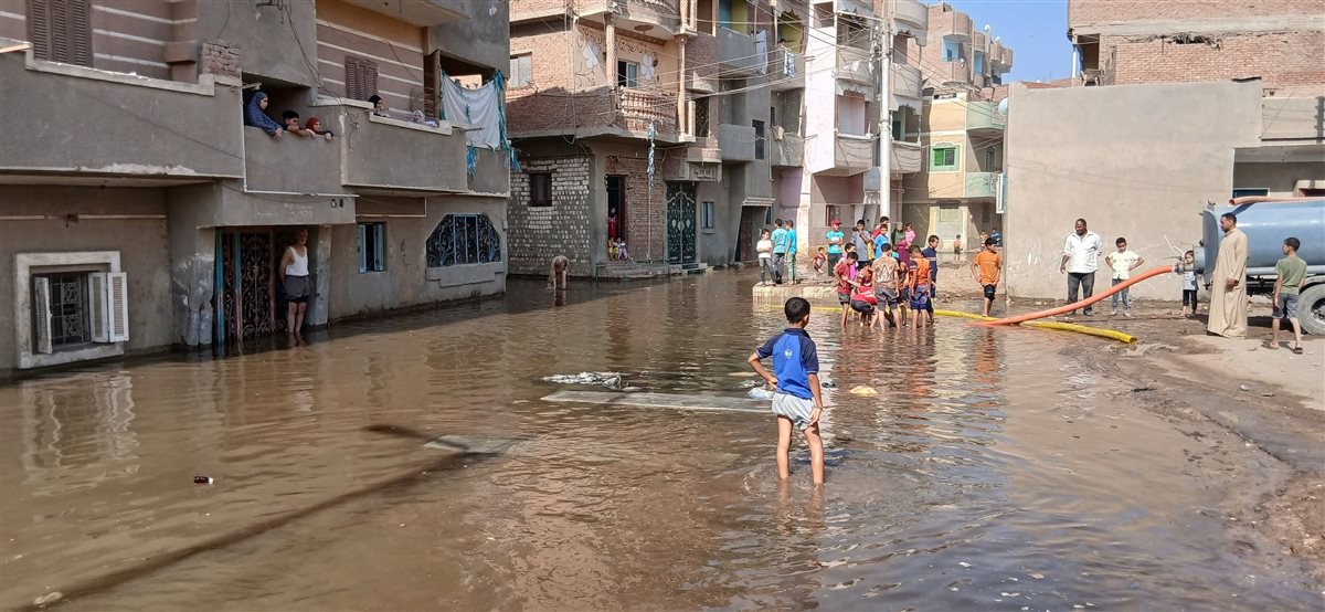 غرق شوارع قرية عتامنة الجعافرة مركز إطسا ورئيس المركز لن اغادر الموقع لا بعد حل المشكلة