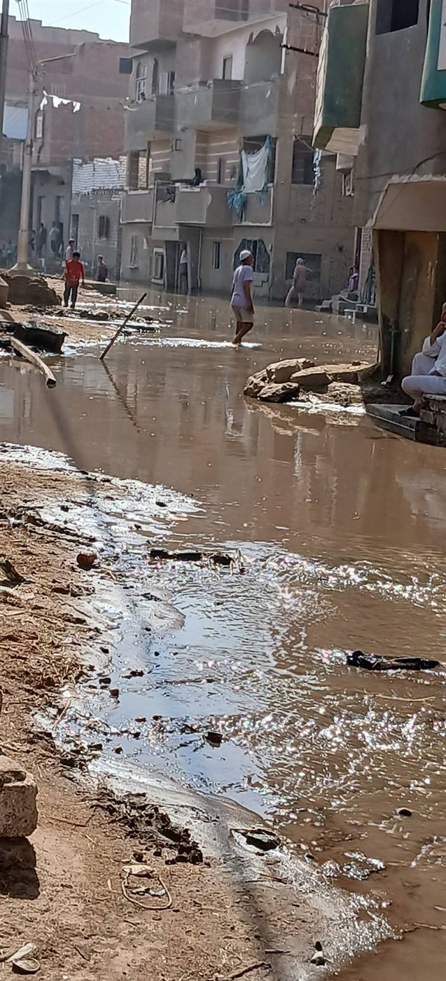 غرق شوارع قرية عتامنة الجعافرة مركز إطسا ورئيس المركز لن اغادر الموقع لا بعد حل المشكلة