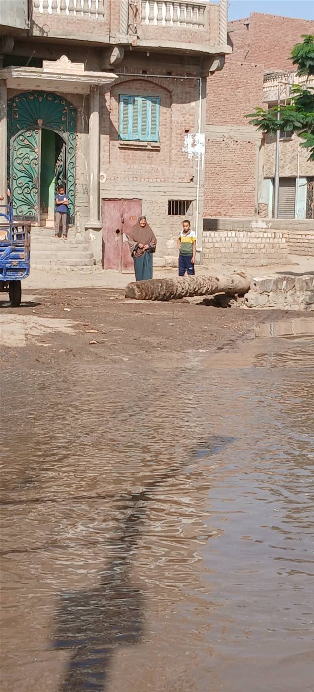 غرق شوارع قرية عتامنة الجعافرة مركز إطسا ورئيس المركز لن اغادر الموقع لا بعد حل المشكلة