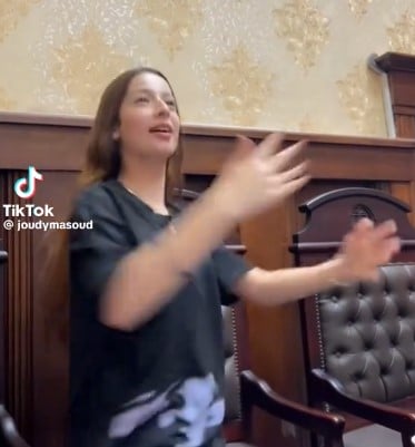 <strong>فيديو لفتاة ترقص داخل قاعة محكمة ونشرها عبر التيك توك </strong>
