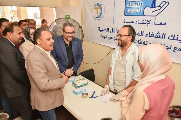 محافظ الشرقية يتفقد أعمال القافلة الطبية