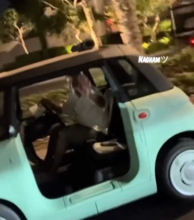 عمرو دياب داخل فيات توبولينو