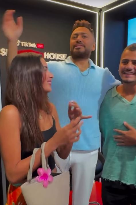 تامر حسني يشهد على خطوبة إثنين من معجبيه